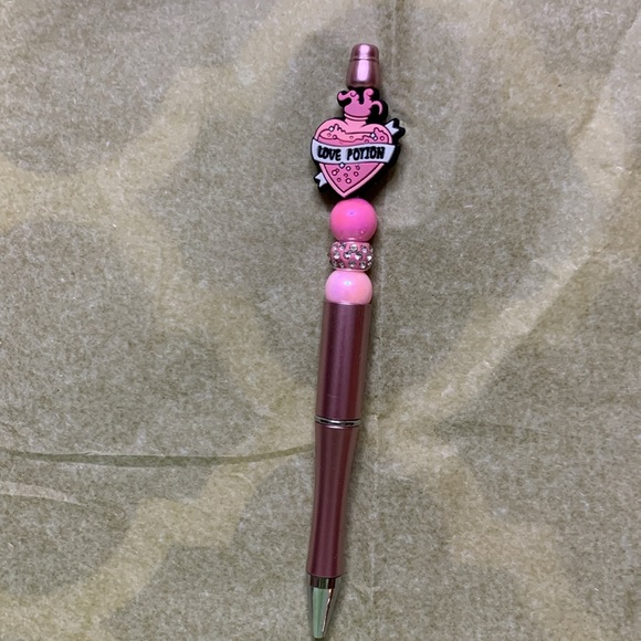 GILDAN BRAND NEW LOVE TEE SHIRT WITH SET OF 3 beaded pens - Picture 8 of 9